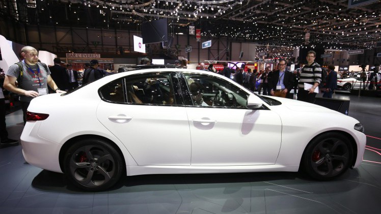 Alfa Romeo onthult de bread-and-butter versies van de Giulia, voorzien van de 2.0 TBi 200 pk benzinemotor of de 2.2 JTDm dieselmotor. Alfa brengt de Giulia sedan in drie uitvoeringen naar Nederland.