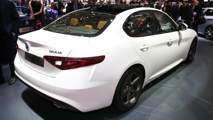 Alfa Romeo onthult de bread-and-butter versies van de Giulia, voorzien van de 2.0 TBi 200 pk benzinemotor of de 2.2 JTDm dieselmotor. Alfa brengt de Giulia sedan in drie uitvoeringen naar Nederland.