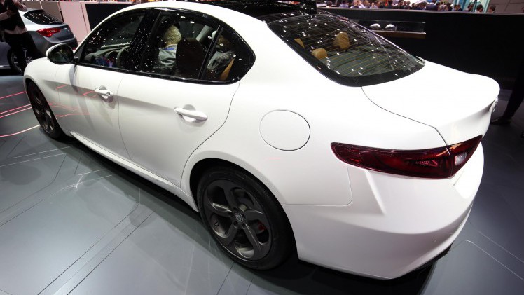 Alfa Romeo onthult de bread-and-butter versies van de Giulia, voorzien van de 2.0 TBi 200 pk benzinemotor of de 2.2 JTDm dieselmotor. Alfa brengt de Giulia sedan in drie uitvoeringen naar Nederland.