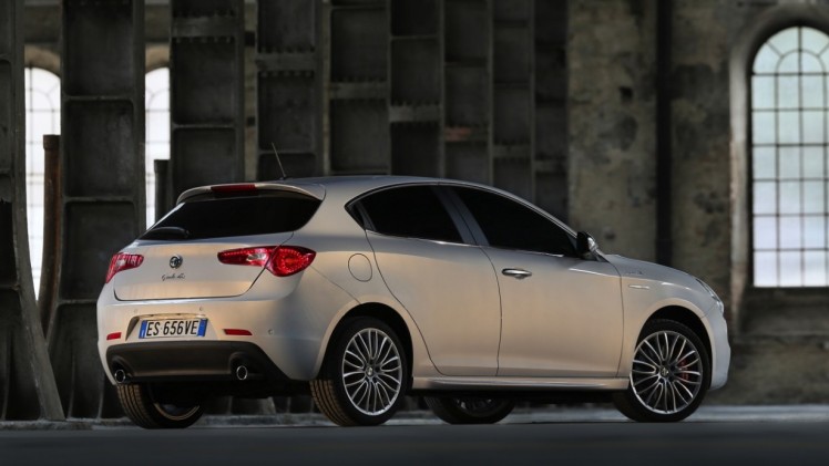 Alfa Romeo Giulietta met 1.6 JTDm en 2.0 JTDm Euro6-diesels in de showroom. Beide varianten scoren 20% bijtelling in 2015 en 21% bijtelling in 2016.