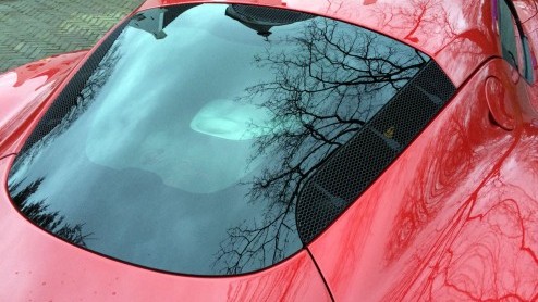 Test Alfa Romeo 4C. Het heeft even geduurd, de productieversie van de Alfa Romeo 4C werd al gepresenteerd in 2013, maar nu hebben we eindelijk de eerste meters gemaakt in deze rassportwagen.
