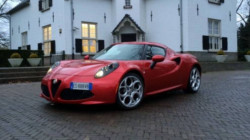 Test Alfa Romeo 4C. Het heeft even geduurd, de productieversie van de Alfa Romeo 4C werd al gepresenteerd in 2013, maar nu hebben we eindelijk de eerste meters gemaakt in deze rassportwagen.