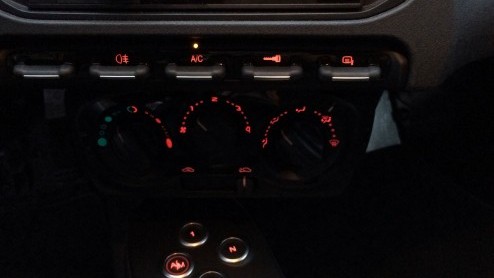 Test Alfa Romeo 4C. Het heeft even geduurd, de productieversie van de Alfa Romeo 4C werd al gepresenteerd in 2013, maar nu hebben we eindelijk de eerste meters gemaakt in deze rassportwagen.