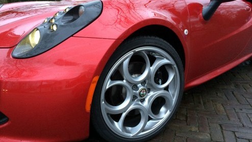 Test Alfa Romeo 4C. Het heeft even geduurd, de productieversie van de Alfa Romeo 4C werd al gepresenteerd in 2013, maar nu hebben we eindelijk de eerste meters gemaakt in deze rassportwagen.