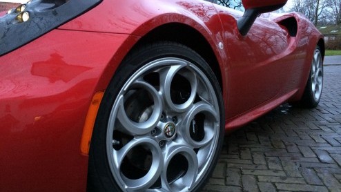 Test Alfa Romeo 4C. Het heeft even geduurd, de productieversie van de Alfa Romeo 4C werd al gepresenteerd in 2013, maar nu hebben we eindelijk de eerste meters gemaakt in deze rassportwagen.