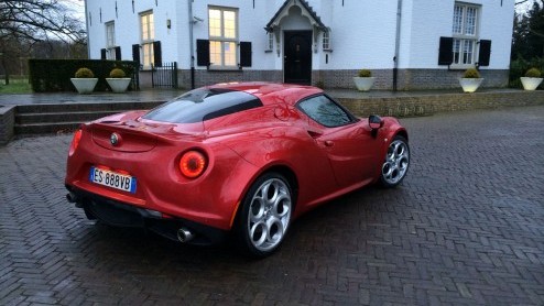 Test Alfa Romeo 4C. Het heeft even geduurd, de productieversie van de Alfa Romeo 4C werd al gepresenteerd in 2013, maar nu hebben we eindelijk de eerste meters gemaakt in deze rassportwagen.