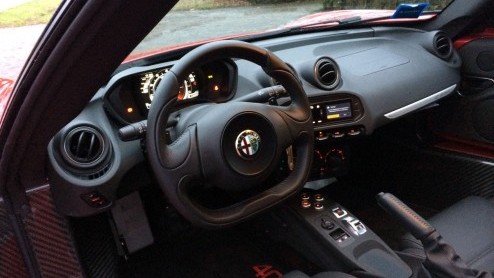 Test Alfa Romeo 4C. Het heeft even geduurd, de productieversie van de Alfa Romeo 4C werd al gepresenteerd in 2013, maar nu hebben we eindelijk de eerste meters gemaakt in deze rassportwagen.