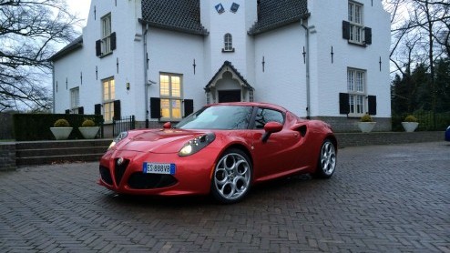 We schreven het eerder al in onze rij-impressie met de Alfa Romeo 4C Coup. De Italiaan is een ware schoonheid, maar alleen de aparte koplampen liggen als een puist op de zijschermen.