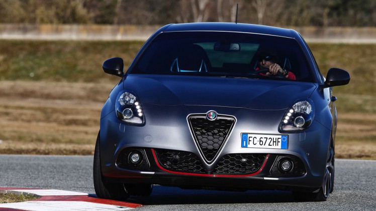 De Alfa Romeo Giulietta facelift is een feit. De Italiaan met nieuwe neus en 1.6 JTDm diesel voorzien van TCT-automaat scoort 21% bijtelling en begint bij prijzen vanaf 23.450 euro.
