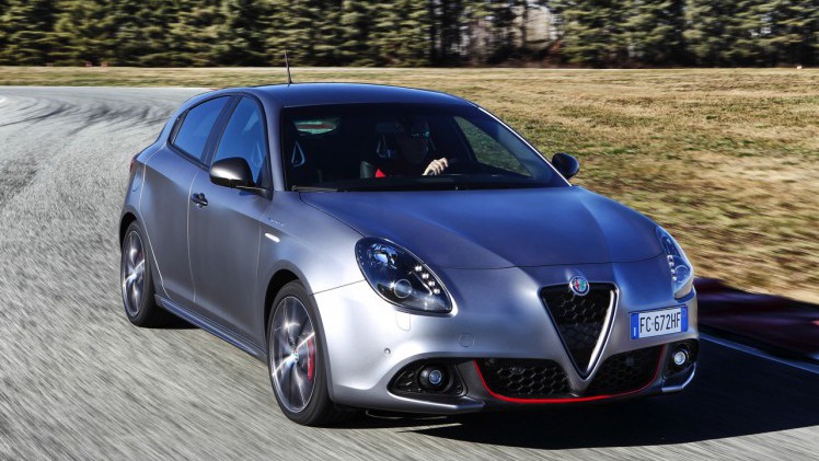 De Alfa Romeo Giulietta facelift is een feit. De Italiaan met nieuwe neus en 1.6 JTDm diesel voorzien van TCT-automaat scoort 21% bijtelling en begint bij prijzen vanaf 23.450 euro.