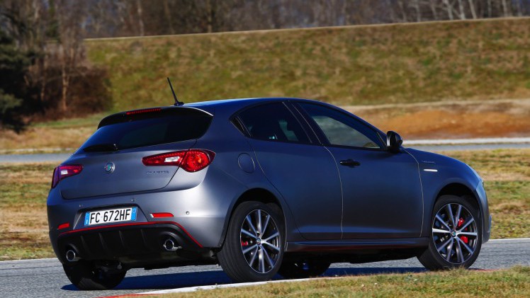 De Alfa Romeo Giulietta facelift is een feit. De Italiaan met nieuwe neus en 1.6 JTDm diesel voorzien van TCT-automaat scoort 21% bijtelling en begint bij prijzen vanaf 23.450 euro.