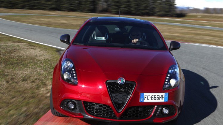 De Alfa Romeo Giulietta facelift is een feit. De Italiaan met nieuwe neus en 1.6 JTDm diesel voorzien van TCT-automaat scoort 21% bijtelling en begint bij prijzen vanaf 23.450 euro.