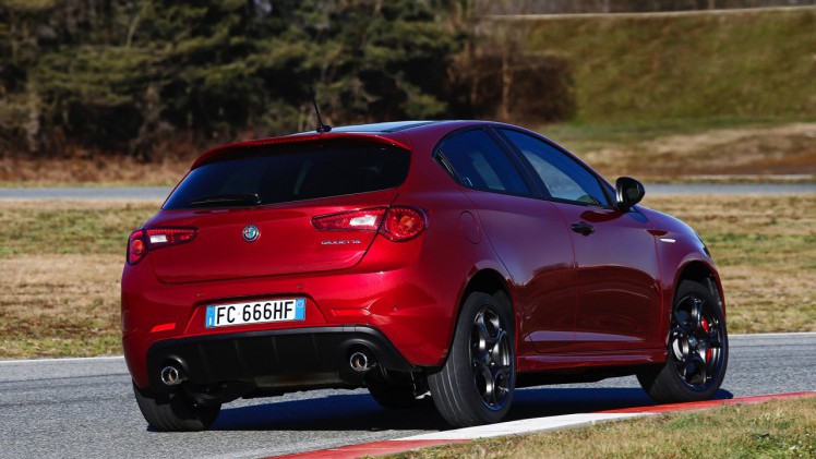 De Alfa Romeo Giulietta facelift is een feit. De Italiaan met nieuwe neus en 1.6 JTDm diesel voorzien van TCT-automaat scoort 21% bijtelling en begint bij prijzen vanaf 23.450 euro.