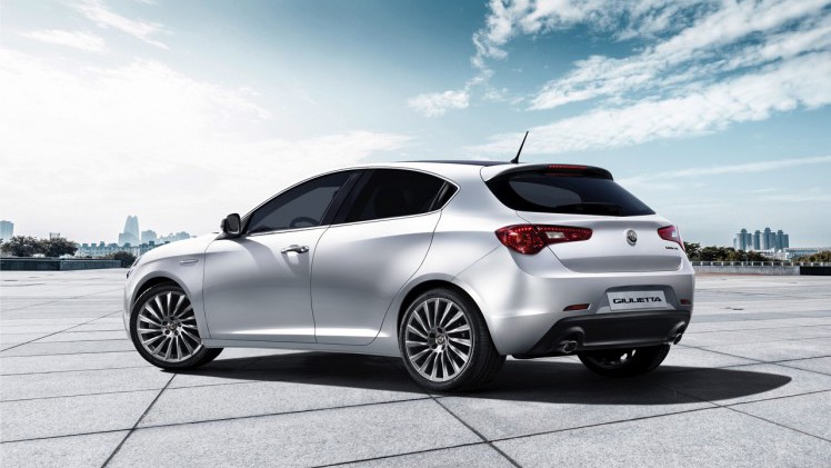 De Alfa Romeo Giulietta facelift is een feit. De Italiaan met nieuwe neus en 1.6 JTDm diesel voorzien van TCT-automaat scoort 21% bijtelling en begint bij prijzen vanaf 23.450 euro.
