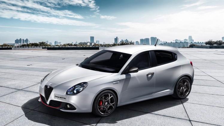 De Alfa Romeo Giulietta facelift is een feit. De Italiaan met nieuwe neus en 1.6 JTDm diesel voorzien van TCT-automaat scoort 21% bijtelling en begint bij prijzen vanaf 23.450 euro.