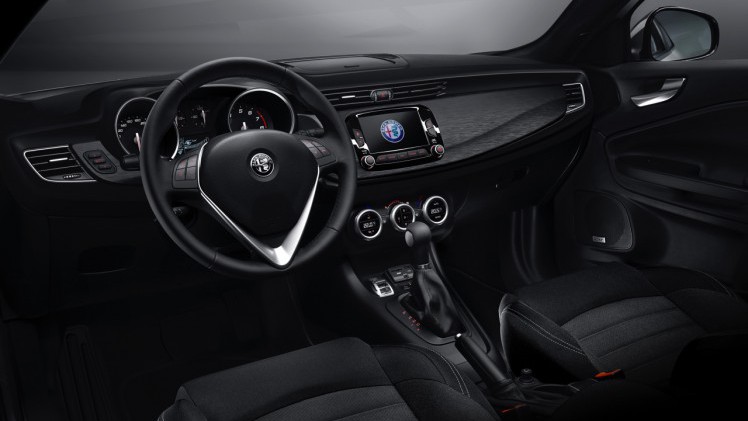 De Alfa Romeo Giulietta facelift is een feit. De Italiaan met nieuwe neus en 1.6 JTDm diesel voorzien van TCT-automaat scoort 21% bijtelling en begint bij prijzen vanaf 23.450 euro.