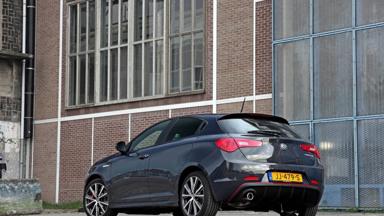 AutoVandaag test de vernieuwde Alfa Romeo Giuiletta in modeljaar 2017. De facelift introduceert de 1.6 JTDm 120 pk met TCT-automaat en dat is een fijn duo. Autotest!