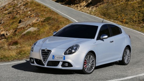 Autotest Alfa Romeo MiTo en Giulietta 2014. Alfa heeft de Mito en Giulietta voor modeljaar 2014 herzien. Belangrijkste nieuws zit hem in het gewijzigde interieur en de komst van nieuwe motoren.