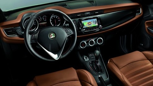 Autotest Alfa Romeo MiTo en Giulietta 2014. Alfa heeft de Mito en Giulietta voor modeljaar 2014 herzien. Belangrijkste nieuws zit hem in het gewijzigde interieur en de komst van nieuwe motoren.