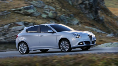 Autotest Alfa Romeo MiTo en Giulietta 2014. Alfa heeft de Mito en Giulietta voor modeljaar 2014 herzien. Belangrijkste nieuws zit hem in het gewijzigde interieur en de komst van nieuwe motoren.