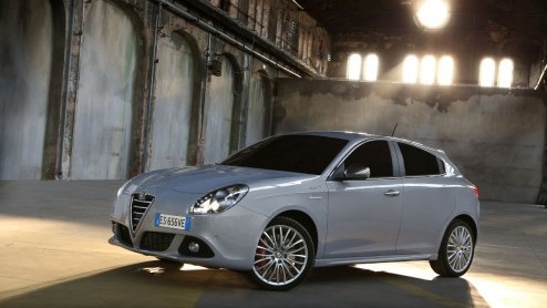 Autotest Alfa Romeo MiTo en Giulietta 2014. Alfa heeft de Mito en Giulietta voor modeljaar 2014 herzien. Belangrijkste nieuws zit hem in het gewijzigde interieur en de komst van nieuwe motoren.
