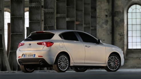 Autotest Alfa Romeo MiTo en Giulietta 2014. Alfa heeft de Mito en Giulietta voor modeljaar 2014 herzien. Belangrijkste nieuws zit hem in het gewijzigde interieur en de komst van nieuwe motoren.