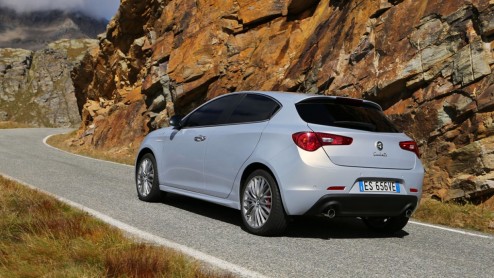 Autotest Alfa Romeo MiTo en Giulietta 2014. Alfa heeft de Mito en Giulietta voor modeljaar 2014 herzien. Belangrijkste nieuws zit hem in het gewijzigde interieur en de komst van nieuwe motoren.
