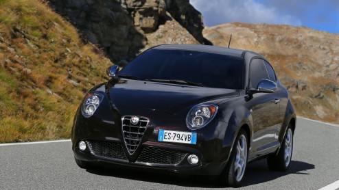Autotest Alfa Romeo MiTo en Giulietta 2014. Alfa heeft de Mito en Giulietta voor modeljaar 2014 herzien. Belangrijkste nieuws zit hem in het gewijzigde interieur en de komst van nieuwe motoren.