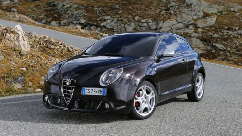 Autotest Alfa Romeo MiTo en Giulietta 2014. Alfa heeft de Mito en Giulietta voor modeljaar 2014 herzien. Belangrijkste nieuws zit hem in het gewijzigde interieur en de komst van nieuwe motoren.