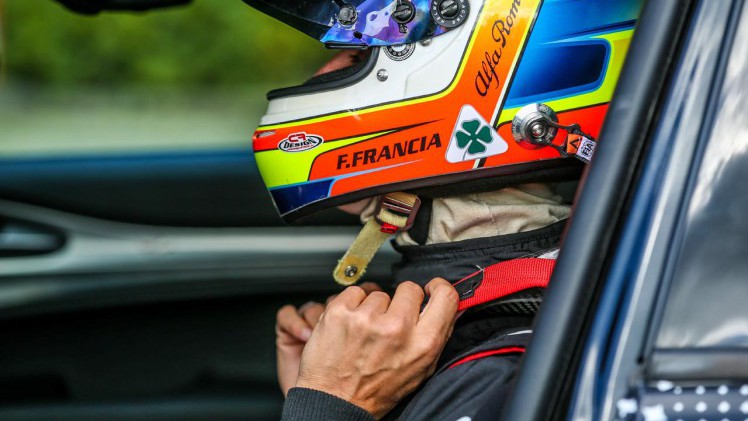 Alfa Romeo testrijder Fabio Francia heeft een record gezet op de Nrburgring met de Stelvio SUV.
