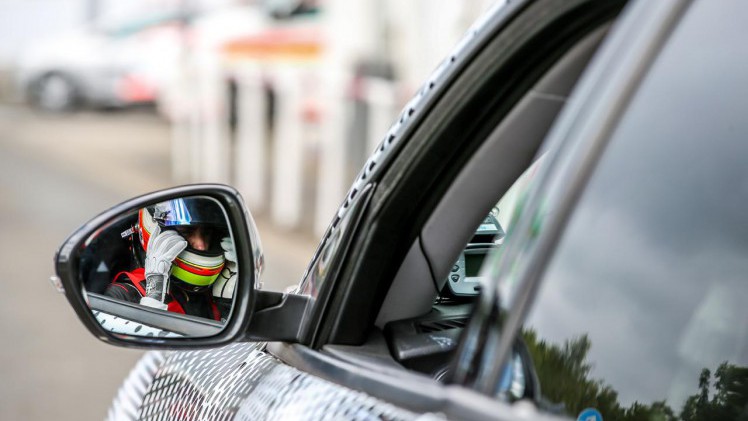 Alfa Romeo testrijder Fabio Francia heeft een record gezet op de Nrburgring met de Stelvio SUV.