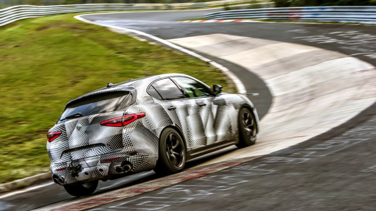 Alfa Romeo testrijder Fabio Francia heeft een record gezet op de Nrburgring met de Stelvio SUV.