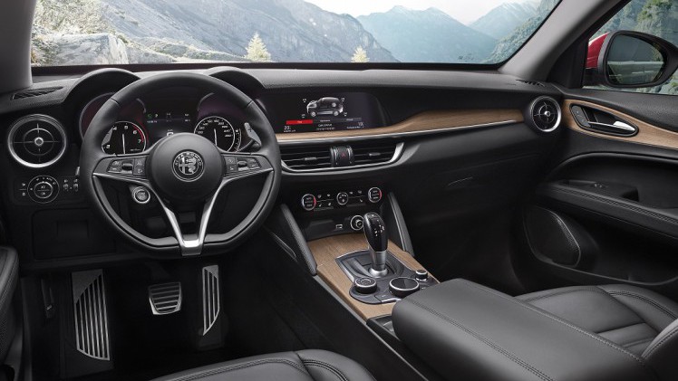 De Alfa Romeo Stelvio kan vanaf nu worden besteld. Daarmee is ook meteen de standaardversie onthuld en weten we iets meer over de auto.