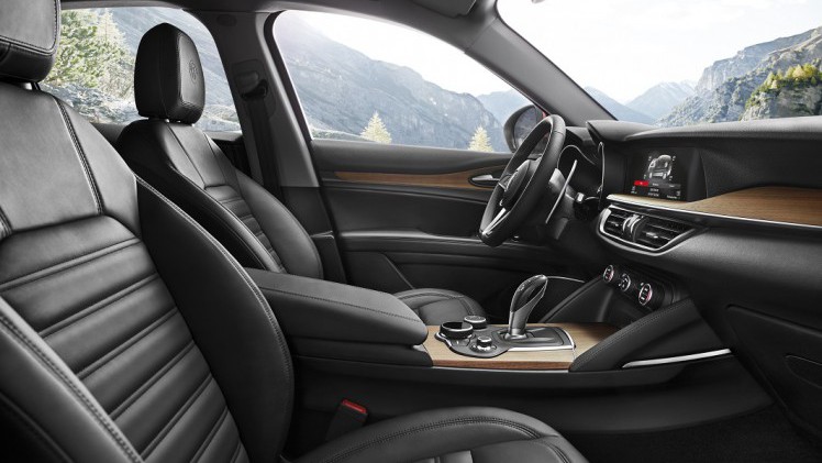 De Alfa Romeo Stelvio kan vanaf nu worden besteld. Daarmee is ook meteen de standaardversie onthuld en weten we iets meer over de auto.