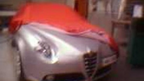 Er zijn een aantal fotos verschenen op internet die het vermoeden wekken hoe de opvolger van de Alfa 147 er uit gaat zien. Waar de eerdere fotos nogal vaag te noemen waren, heeft Autovandaag scherpe
