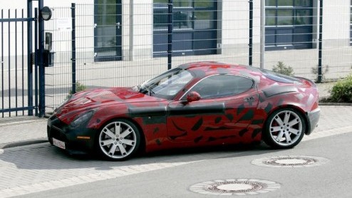 De Alfa Romeo 8C Competizione is een auto die elke keer als je hem ziet weer tot de verbeelding doet spreken. Althans, dat vind ik. Gelukkig (voor mij in ieder geval) kreeg ik weer fotos binnen van d