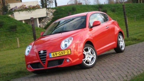 Wat kunnen we de Alfa Romeo 8C dankbaar zijn. De stijl van dit paradepaard uit Itali bleek een rijke voedingsbodem voor nieuwe Alfa-modellen, om te beginnen met de MiTo. Na kennismaking met deze benj