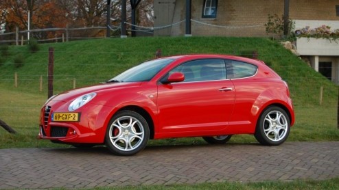 Wat kunnen we de Alfa Romeo 8C dankbaar zijn. De stijl van dit paradepaard uit Itali bleek een rijke voedingsbodem voor nieuwe Alfa-modellen, om te beginnen met de MiTo. Na kennismaking met deze benj