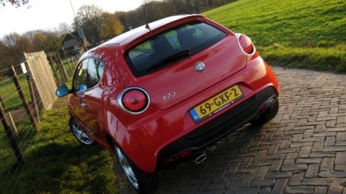 Wat kunnen we de Alfa Romeo 8C dankbaar zijn. De stijl van dit paradepaard uit Itali bleek een rijke voedingsbodem voor nieuwe Alfa-modellen, om te beginnen met de MiTo. Na kennismaking met deze benj