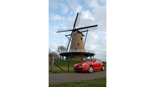 Wat kunnen we de Alfa Romeo 8C dankbaar zijn. De stijl van dit paradepaard uit Itali bleek een rijke voedingsbodem voor nieuwe Alfa-modellen, om te beginnen met de MiTo. Na kennismaking met deze benj