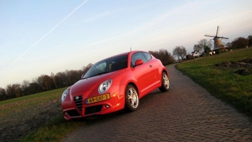Wat kunnen we de Alfa Romeo 8C dankbaar zijn. De stijl van dit paradepaard uit Itali bleek een rijke voedingsbodem voor nieuwe Alfa-modellen, om te beginnen met de MiTo. Na kennismaking met deze benj