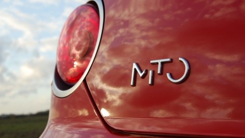 Wat kunnen we de Alfa Romeo 8C dankbaar zijn. De stijl van dit paradepaard uit Itali bleek een rijke voedingsbodem voor nieuwe Alfa-modellen, om te beginnen met de MiTo. Na kennismaking met deze benj
