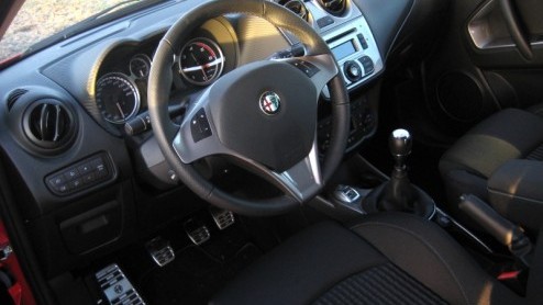 Wat kunnen we de Alfa Romeo 8C dankbaar zijn. De stijl van dit paradepaard uit Itali bleek een rijke voedingsbodem voor nieuwe Alfa-modellen, om te beginnen met de MiTo. Na kennismaking met deze benj