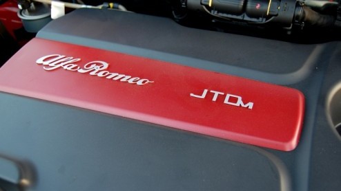Wat kunnen we de Alfa Romeo 8C dankbaar zijn. De stijl van dit paradepaard uit Itali bleek een rijke voedingsbodem voor nieuwe Alfa-modellen, om te beginnen met de MiTo. Na kennismaking met deze benj