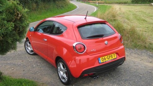 De strijd van Alfa in het compacte segment is dit jaar losgebarsten. Naast de voor 2009 gepland staande 149 verschijnt dit jaar de MiTo ten tonele, en hoe. Veiligheid, innovatieve techniek en sportivi