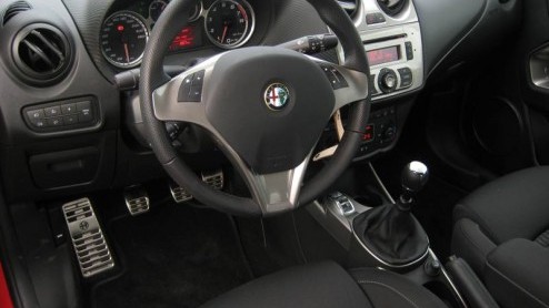 De strijd van Alfa in het compacte segment is dit jaar losgebarsten. Naast de voor 2009 gepland staande 149 verschijnt dit jaar de MiTo ten tonele, en hoe. Veiligheid, innovatieve techniek en sportivi