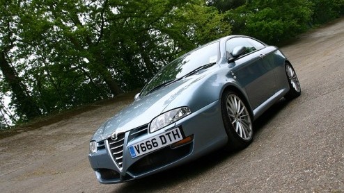 Dit wordt het allerlaatste bericht over de Alfa V6, tenminste, daar ga ik van uit. Autodelta, zeg maar een beetje de huistuner van Alfa, heeft nog 1x de V6 van wat extra vermogen voorzien. En het is e