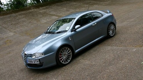 Dit wordt het allerlaatste bericht over de Alfa V6, tenminste, daar ga ik van uit. Autodelta, zeg maar een beetje de huistuner van Alfa, heeft nog 1x de V6 van wat extra vermogen voorzien. En het is e
