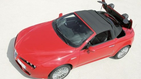 Als er n merk aan de lopende band mooie autos ontwerpt, dan is het wel Alfa Romeo. Vorig jaar de 159 en de Brera, eerder dit jaar de 159 Sportwagon en nu weer die prachtige Spider. Het kan niet stu