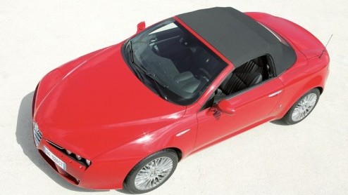 Als er n merk aan de lopende band mooie autos ontwerpt, dan is het wel Alfa Romeo. Vorig jaar de 159 en de Brera, eerder dit jaar de 159 Sportwagon en nu weer die prachtige Spider. Het kan niet stu